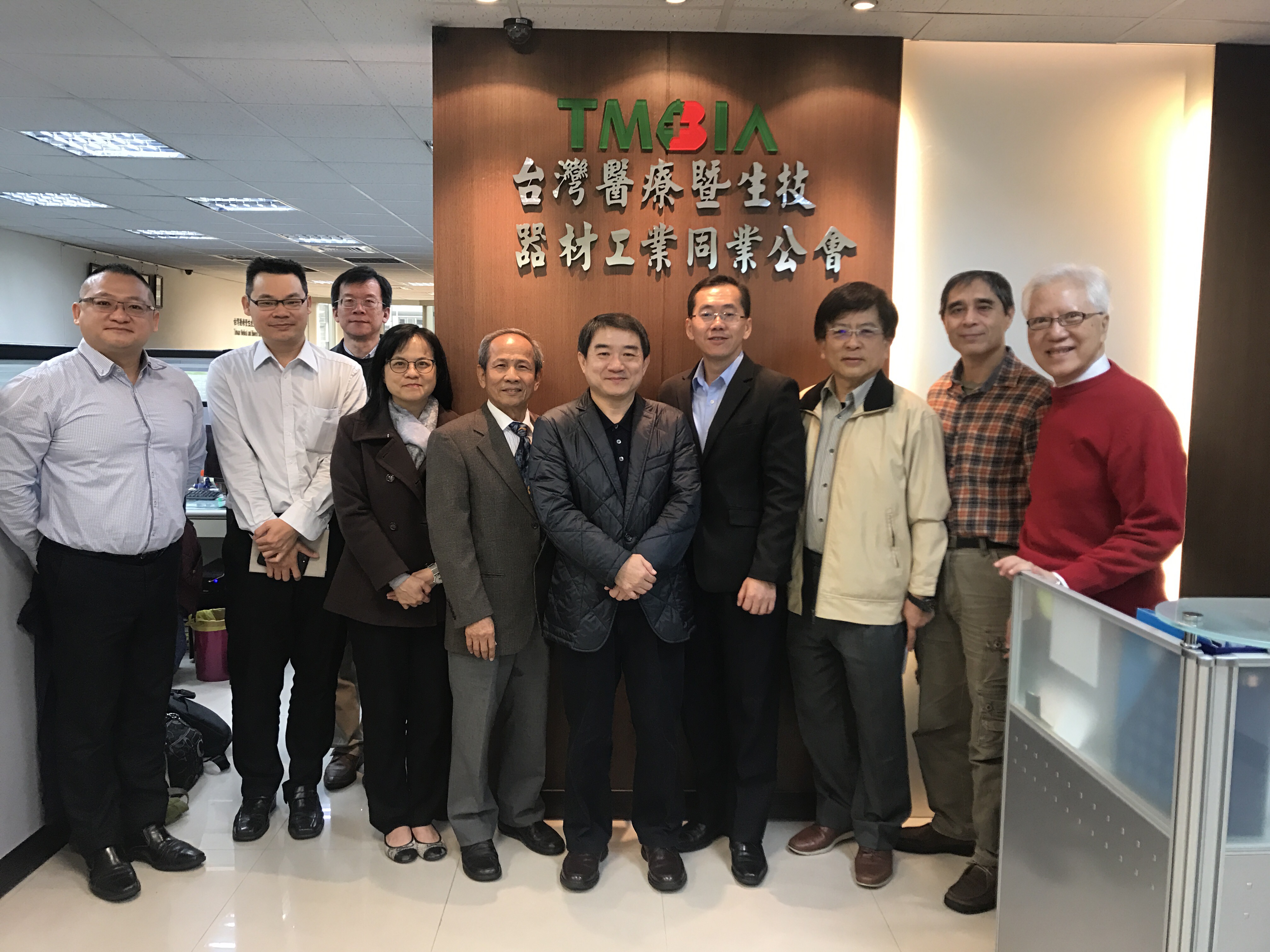 【即時訊息】經濟部工業局楊副局長志清率同民生化工組李副組長佳峰等官長、金屬工業研究發展中心林副執行長志隆、生技醫藥產業發展推動小組胡副主任慶龍ㄧ行至醫材公會拜早年
